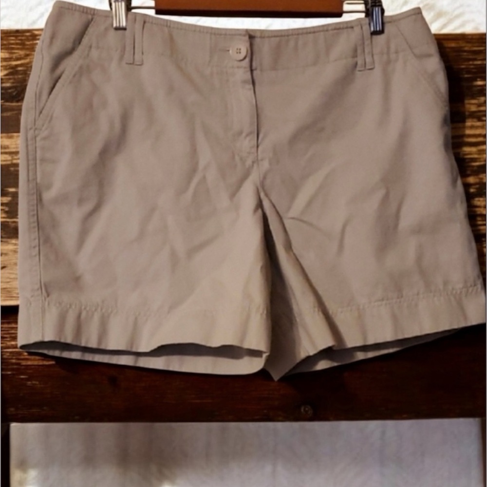 Ann TAYLOR LOFT SHORTS. Womens Size 14 Light Tan Women's Shorts 100% Cotton